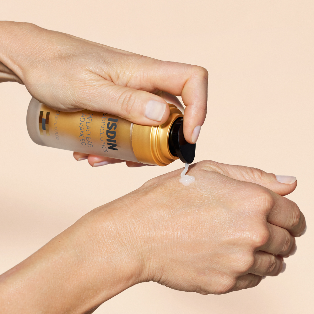 Load image into Gallery viewer, Isdinceutics Melaclear Advanced Dark Spot Corrector 30ml
